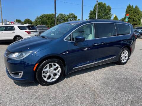 2017 Chrysler Pacifica for sale at Modern Automotive in Boiling Springs SC