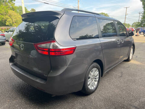 2017 Toyota Sienna XLE 7-Passenger Auto Access Seat