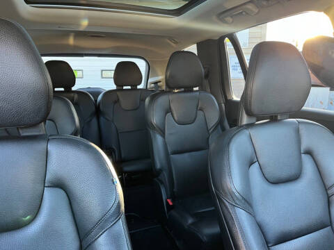 2020 Volvo XC90 T6 Momentum 6-Passenger