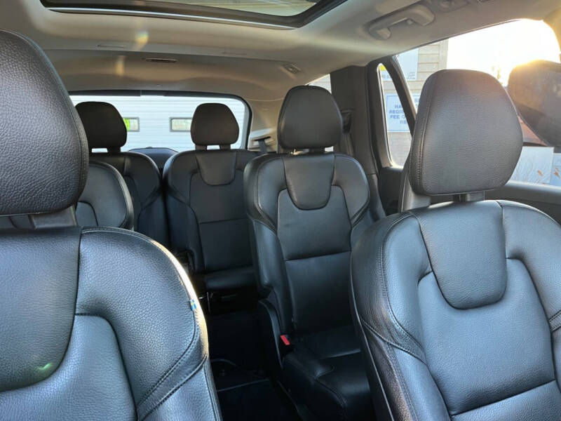 2020 Volvo XC90 T6 Momentum 6-Passenger