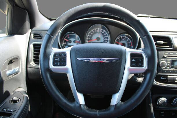 2013 Chrysler 200 Touring photo 11