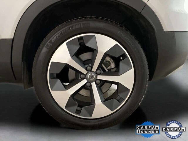 2025 Volvo XC40 B5 Plus Bright Theme