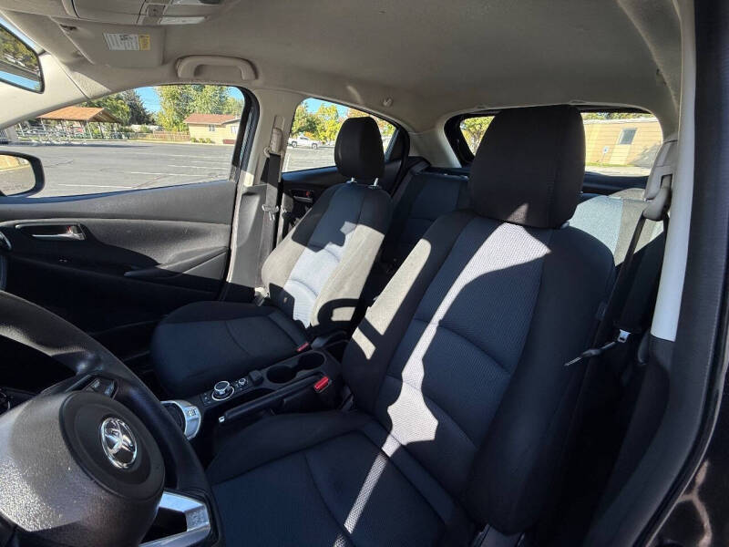 2020 Toyota Yaris Hatchback LE