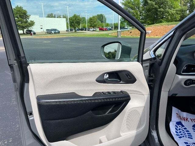 2022 Chrysler Pacifica 34