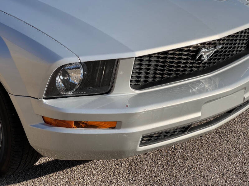 2005 Ford Mustang V6 Deluxe