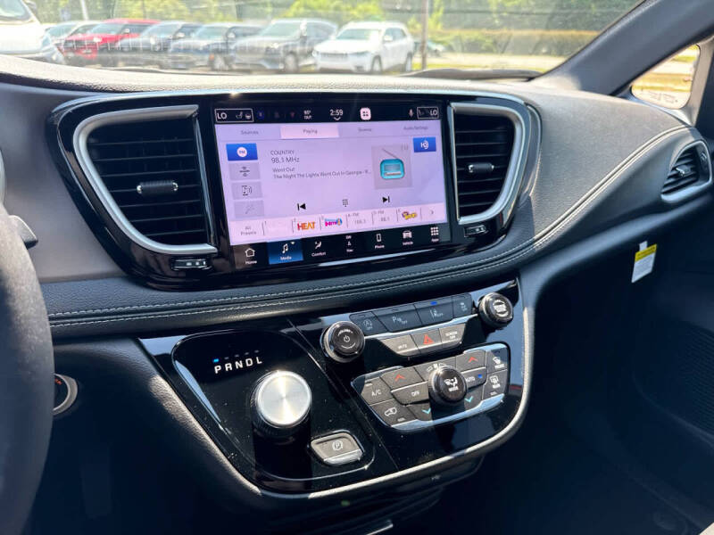 2027 Chrysler Pacifica Select
