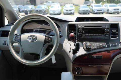 2011 Toyota Sienna XLE 7-Passenger Auto Access Seat