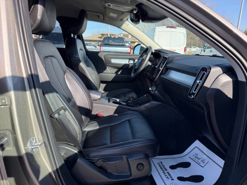 2022 Volvo XC40 T5 Momentum