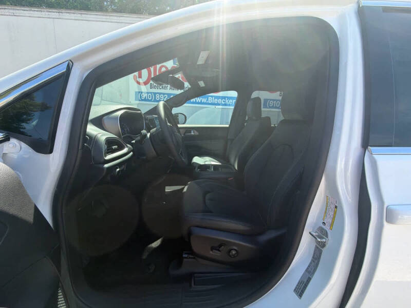2027 Chrysler Pacifica Select