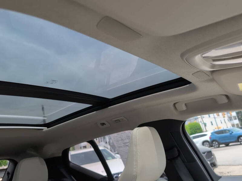 2023 Volvo XC40 B5 Plus Dark Theme