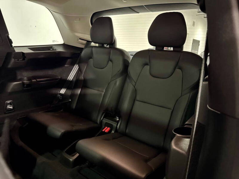 2022 Volvo XC90 T6 Momentum 6-Passenger