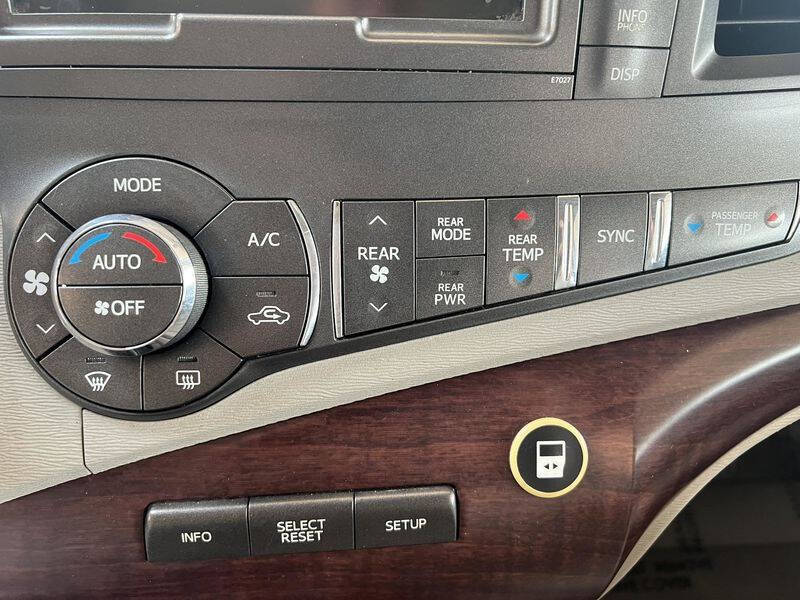 2012 Toyota Sienna Limited - Photo 29