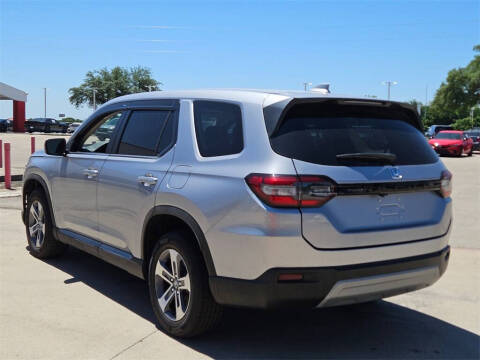 2023 Honda Pilot EX-L w/Rear Captain's Chairs