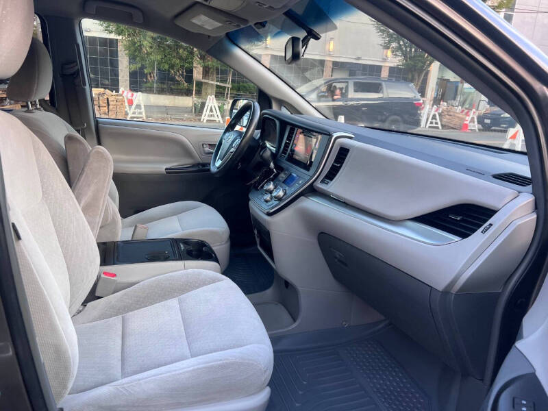 2017 Toyota Sienna LE 8-Passenger