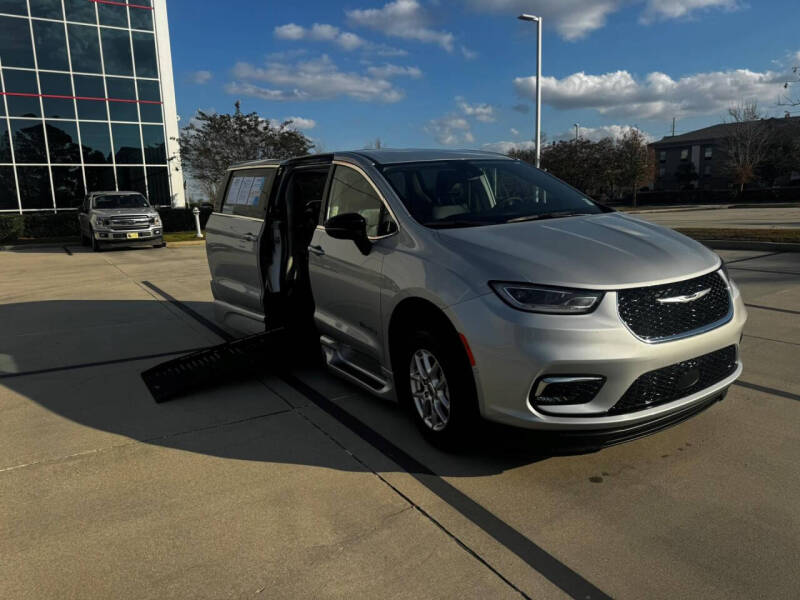 2024 Chrysler Pacifica Touring L