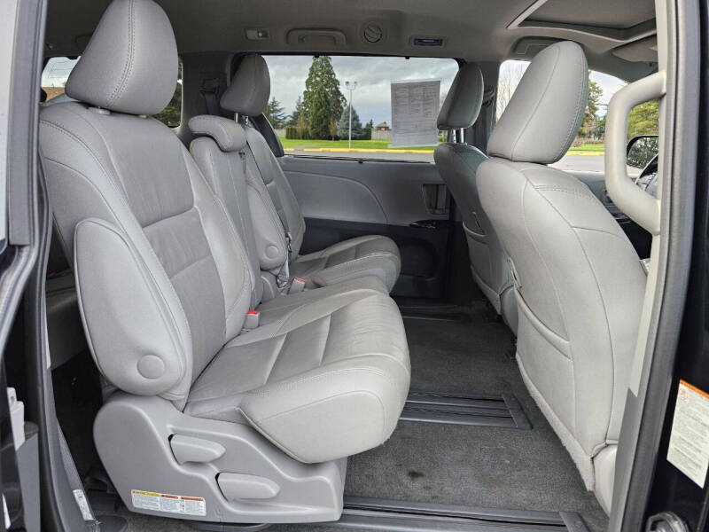 2017 Toyota Sienna XLE Premium 8-Passenger