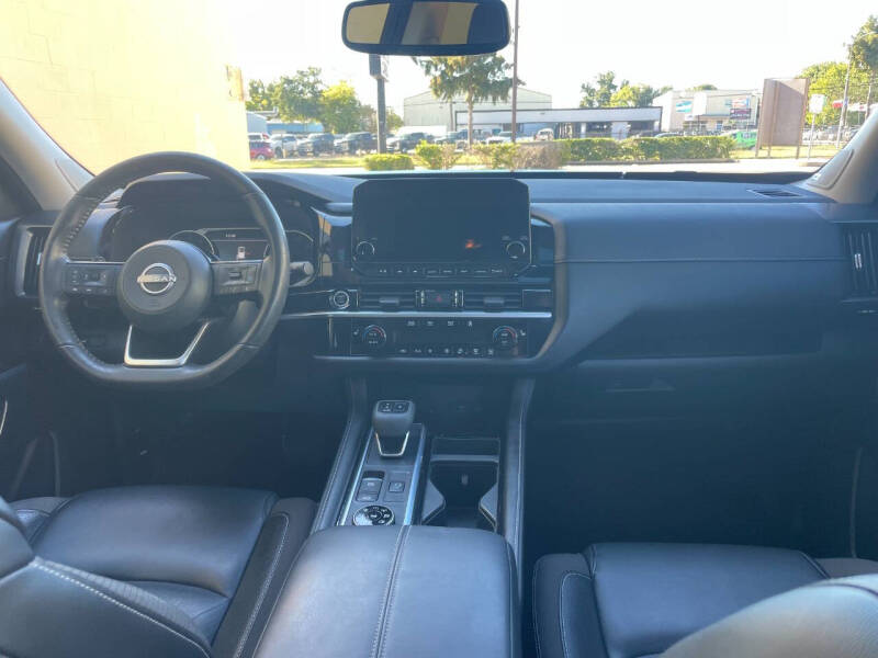 2022 Nissan Pathfinder SL