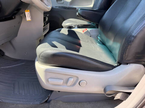 2012 Toyota Sienna LE 7-Passenger Auto Access Seat