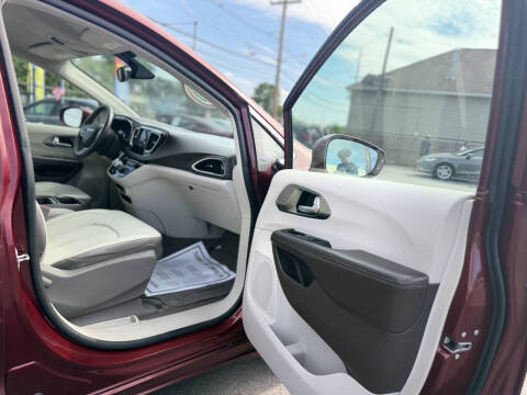 2017 Chrysler Pacifica Touring-L