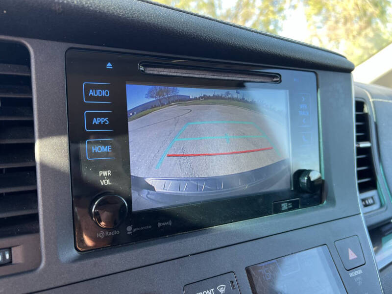 2017 Toyota Sienna SE Premium 8-Passenger