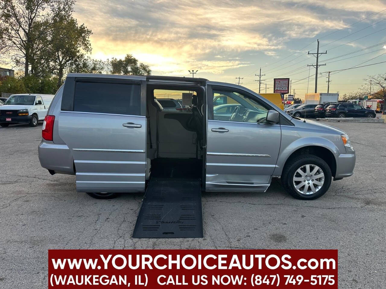 2015 Chrysler Town and Country Touring 4dr Mini Van's photo