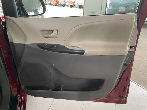 2012 Toyota Sienna LE 8-Passenger