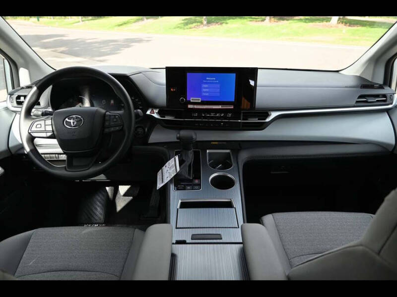 2025 Toyota Sienna LE 8-Passenger