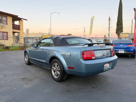 2005 Ford Mustang V6 Deluxe