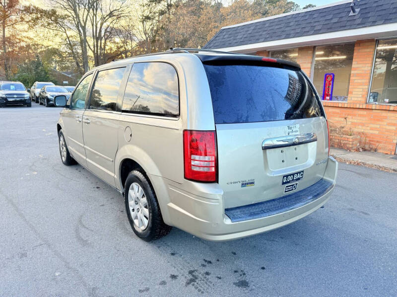 2009 Chrysler Town & Country LX photo 3