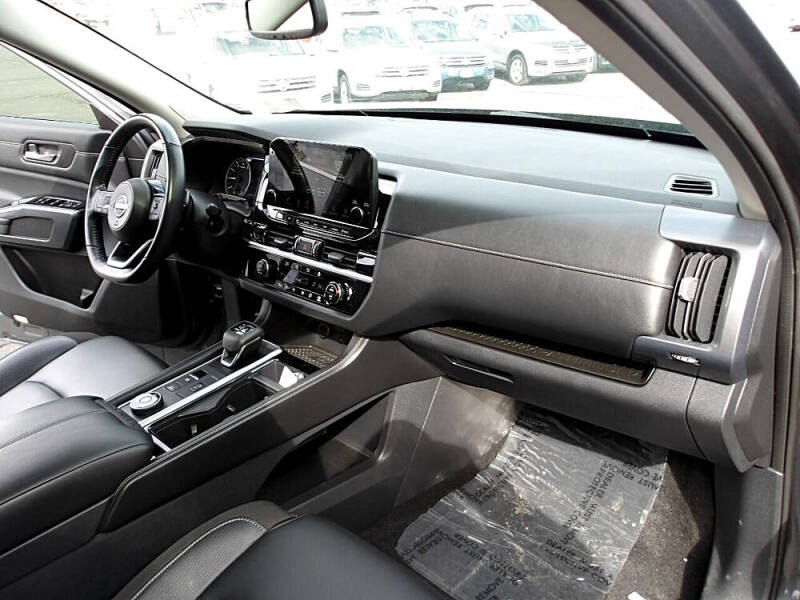 2022 Nissan Pathfinder SL