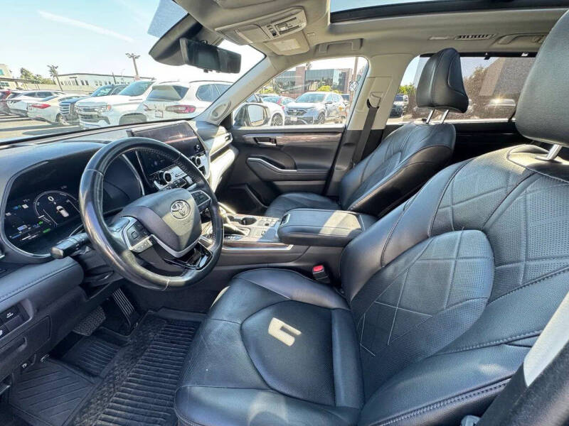 2023 Toyota Highlander Hybrid Platinum
