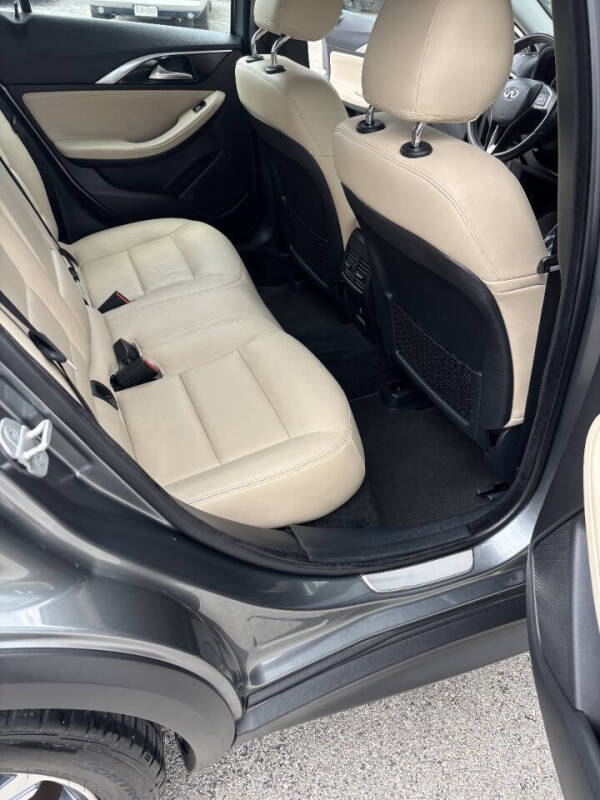 2017 Infiniti QX30 Luxury