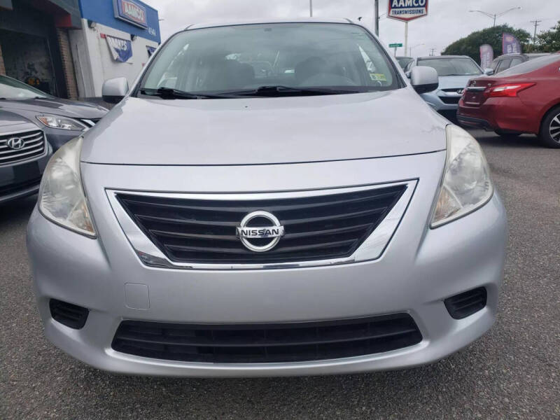 2014 Nissan Versa Sedan SV photo 2