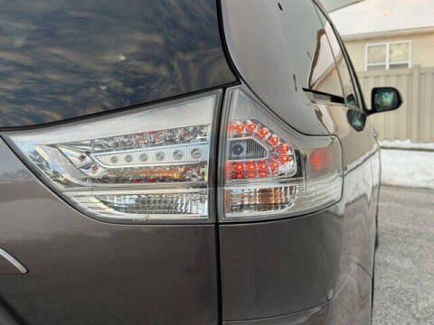 2013 Toyota Sienna SE 8-Passenger