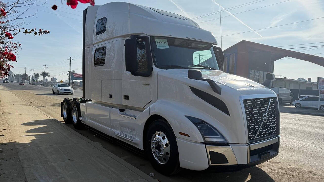 2024 VOLVO VNL 860 SLEEPER for sale at KING TRUCK TRAILER SALES in Bakersfield, CA