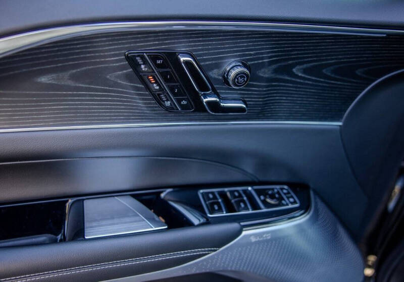 2024 Cadillac LYRIQ Luxury 2