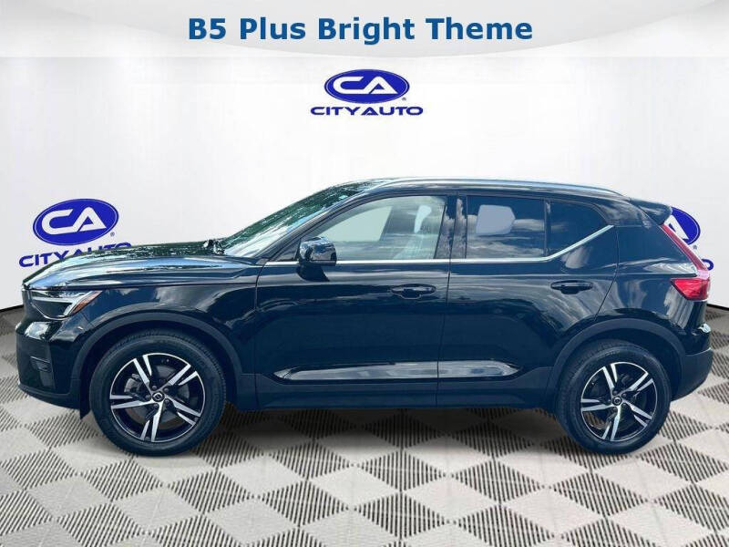 2023 Volvo XC40 B5 Plus Bright Theme