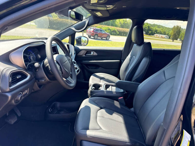 2027 Chrysler Pacifica Select