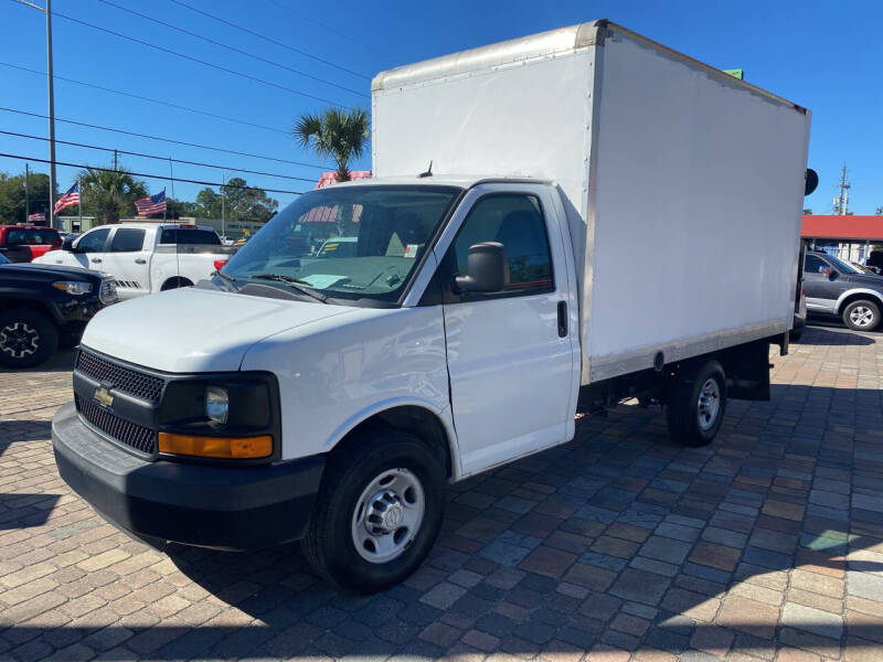 2015 Chevrolet Express Cutaway Base photo 3