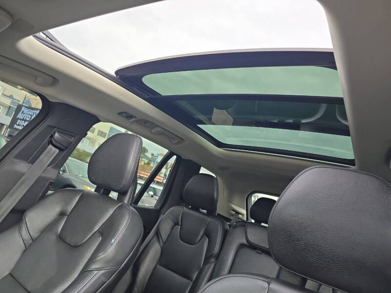 2018 Volvo XC90 T8 eAWD Momentum