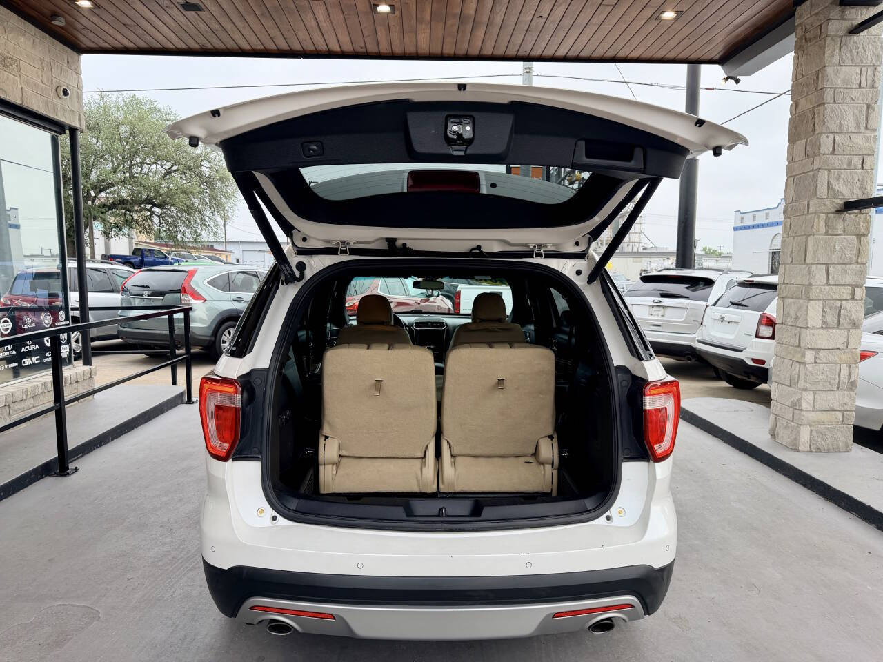 Off white 2016 Ford Explorer Limited Limited 4dr SUV 13