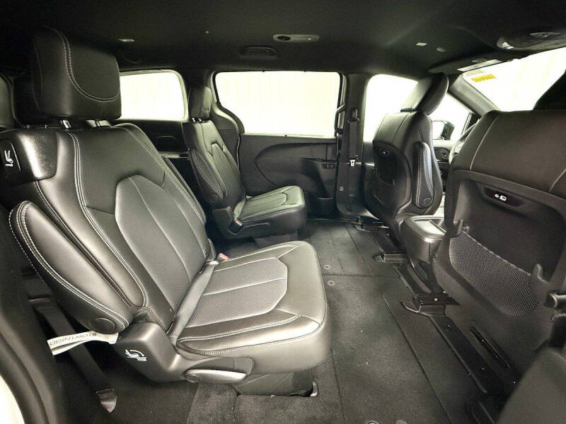 2027 Chrysler Pacifica Select