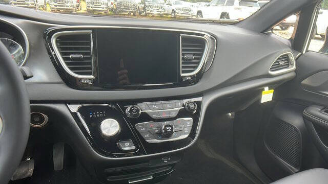 2026 Chrysler Voyager LX