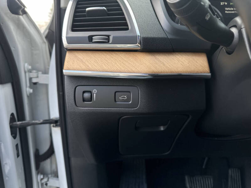 2021 Volvo XC90 T6 Momentum 7-Passenger