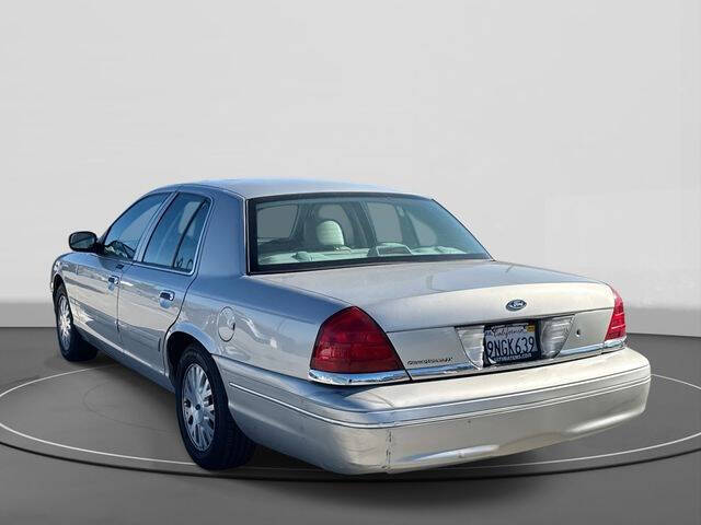 2004 Ford Crown Victoria LX