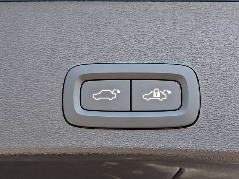 2023 Volvo XC40 B5 Plus Dark Theme