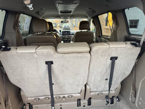 2012 Volkswagen Routan SE