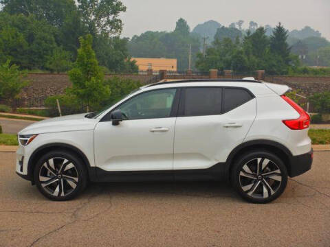2023 Volvo XC40 B5 Plus Dark Theme