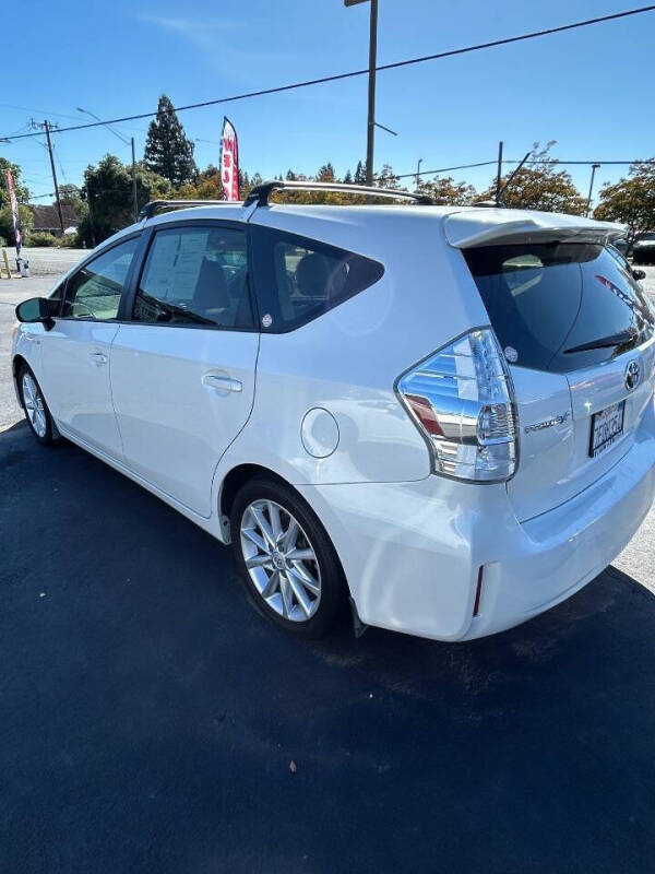 2014 Toyota Prius v Five