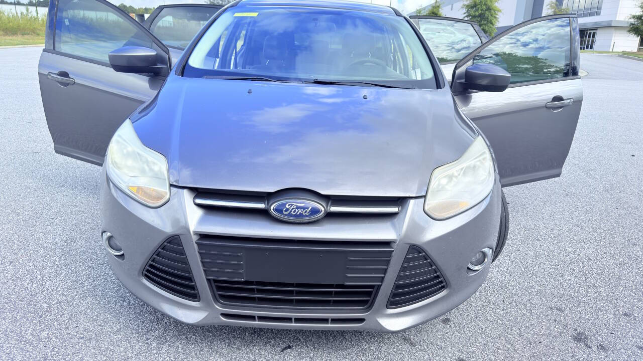 Gray 2012 Ford Focus SE SE 4dr Hatchback 26